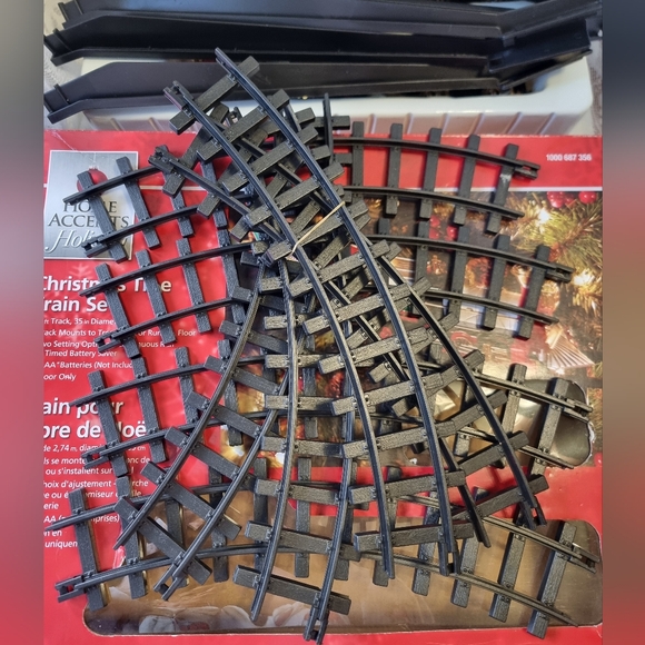 Christmas Tree Train Set - Red and Black - Picture 8 of 10